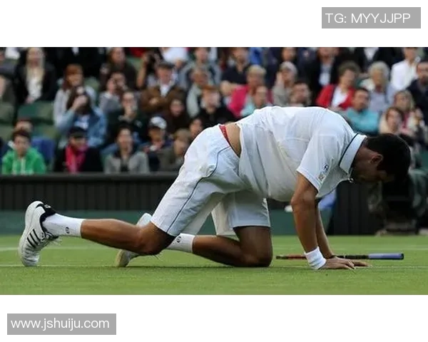 足球巨星赛场意外滑倒裤子滑落现场露屁股引发球迷爆笑热议