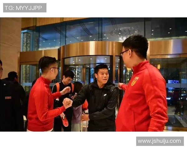 从绿茵场到教练席 足球巨星转型执教之路与挑战