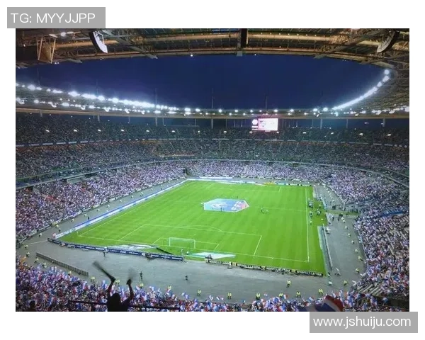 绿茵巨星闪耀时刻展现足球激情与荣耀瞬间 绿茵巨星闪耀时刻展现足球激情与荣耀瞬间