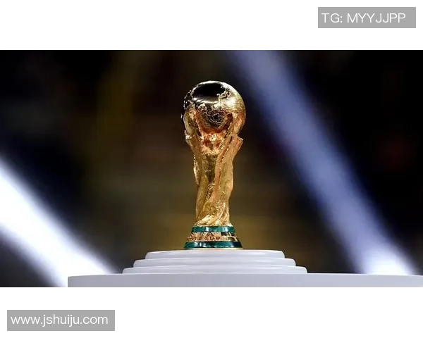 足球巨星高举奖杯欢庆时刻队友齐聚共谱辉煌冠军画卷